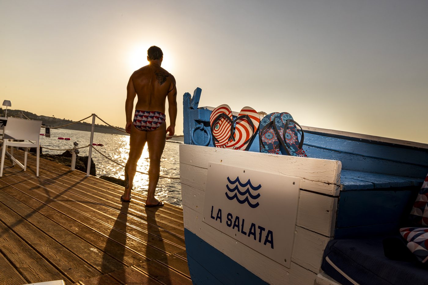 Costume da bagno uomo I'M CHIC indossato al mare al tramonto, collezione estiva